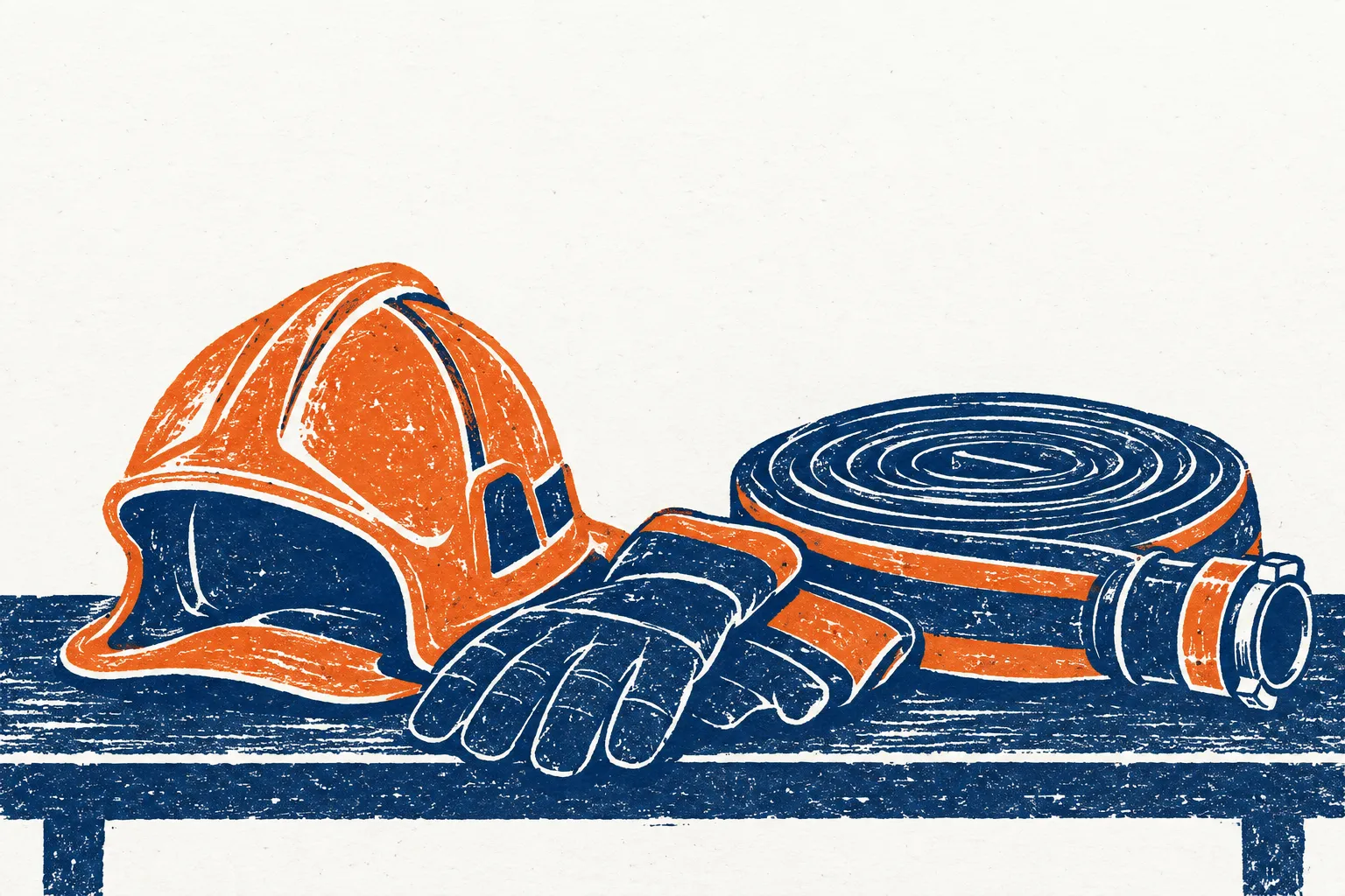 Brandweerhelm, werkhandschoenen en een opgerolde brandslang